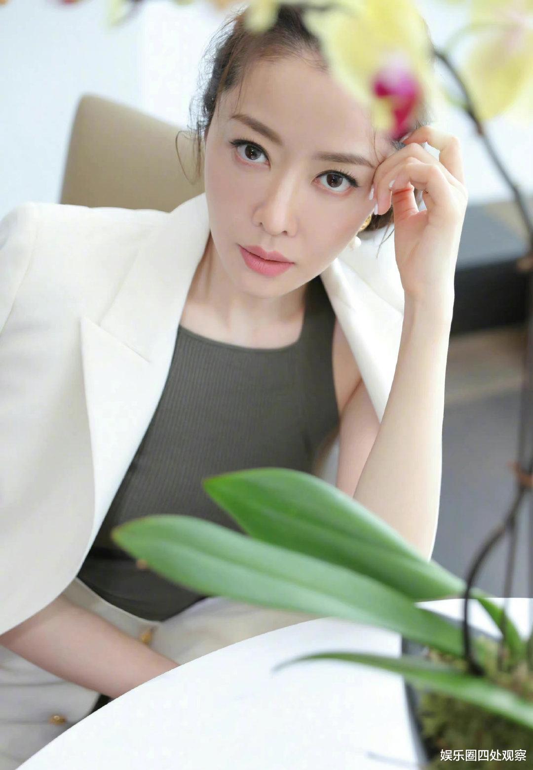 熊黛林|熊黛林白色西装高腰短裤，简约大方有气质。