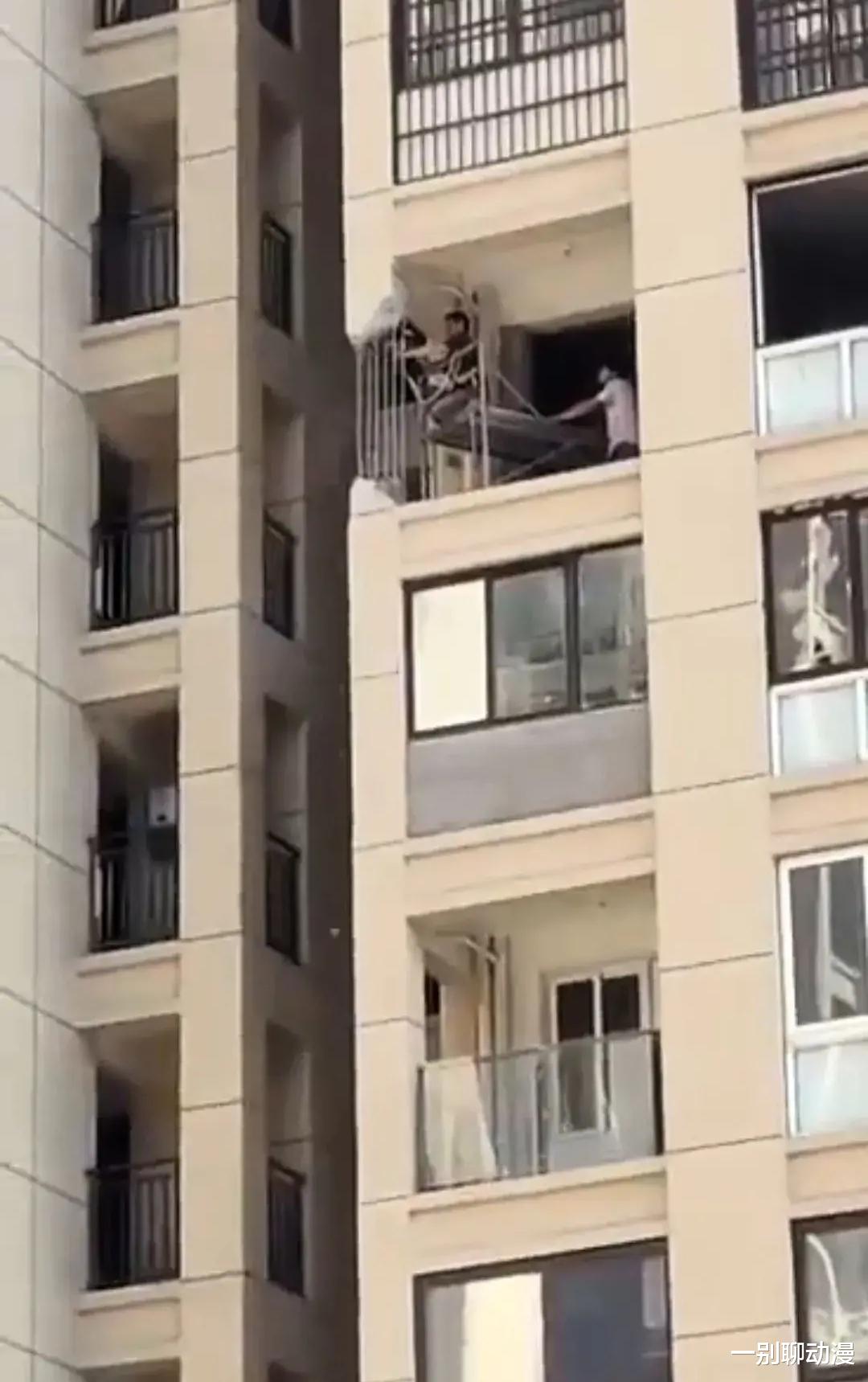 网友：承重墙都敢拆！敲一锤子赔一辈子！