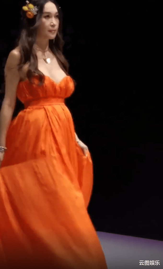 温碧霞|56岁温碧霞穿公主裙T台走秀！被吐槽含胸驼背，一摇三晃仪态不好