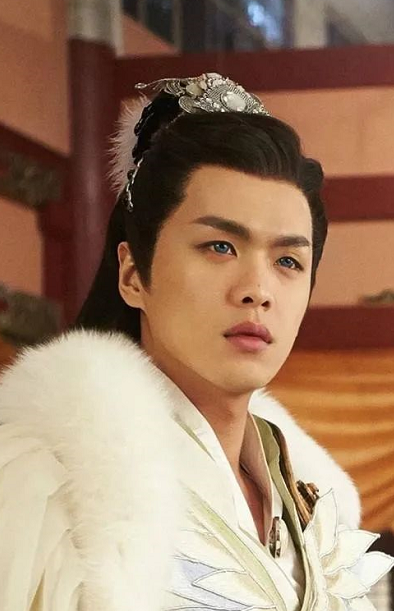 张若昀|娶八年女友，演一个火一个，他简直是小说里走出来的男主