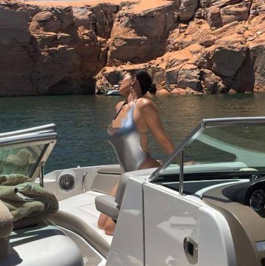 凯莉|24岁凯莉与男闺蜜同游鲍威尔湖!产后首次穿泳衣,身材凹凸有致