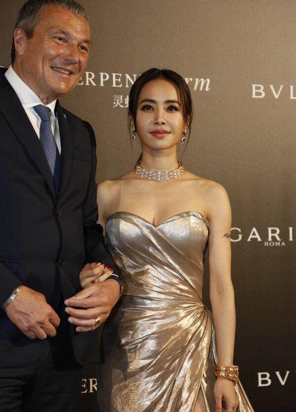 蔡依林|蔡依林台上合照时想挽住金主的手,金主迷离的眼神很是尴尬!