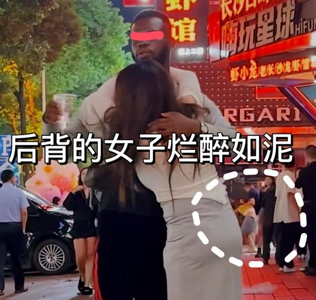 长沙街头:黑人小哥喂小姐姐喝“饮料”,背后正有女子被拖走