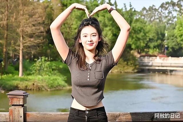 手势舞|福建一学生酷似张雨绮，因手势舞在网络上爆火，网友：分数线要涨