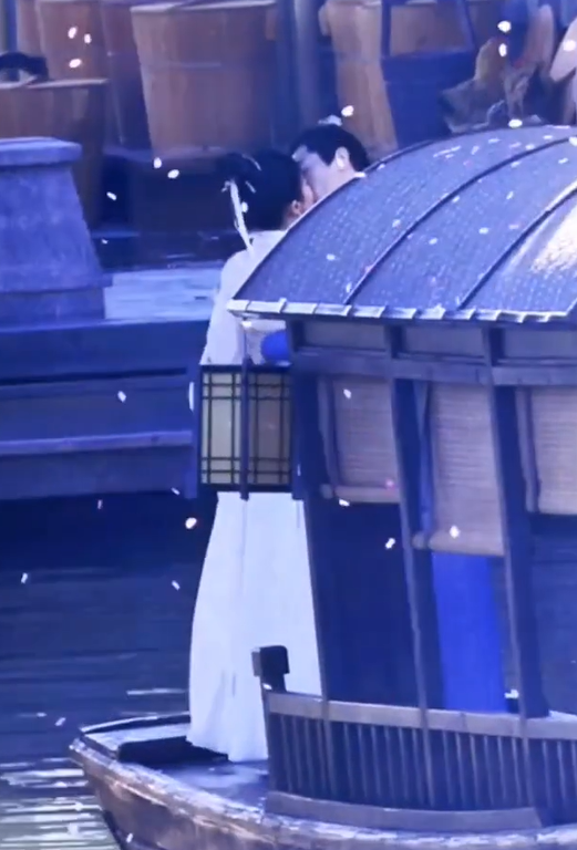 刘亦菲|刘亦菲片场拍吻戏引围观！搂住男方紧闭双眼，摄影师扛机器怼脸拍