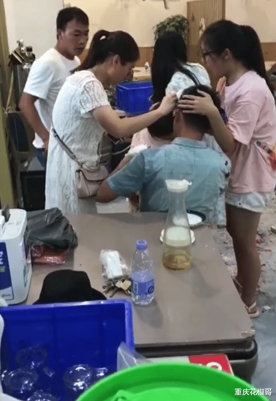 重庆一餐馆发生事故,现场3人受伤,其中2人伤势严重,警方已介入
