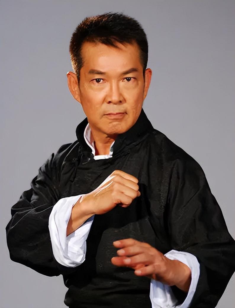 |?65岁元彪消瘦现身，坐露天咖啡店抽雪茄，面部崎岖皮肤松弛显老态！