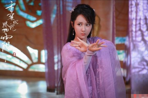 杨紫|演员杨紫横店逛夜市，街头吃雪糕接地气，特意蹲下与流浪狗合照