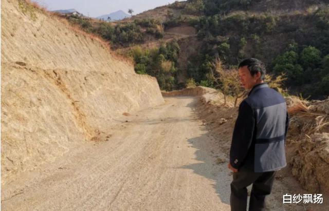 ?回顾老汉自费修山路被举报,罚款4万要求恢复,专家:不符合规定