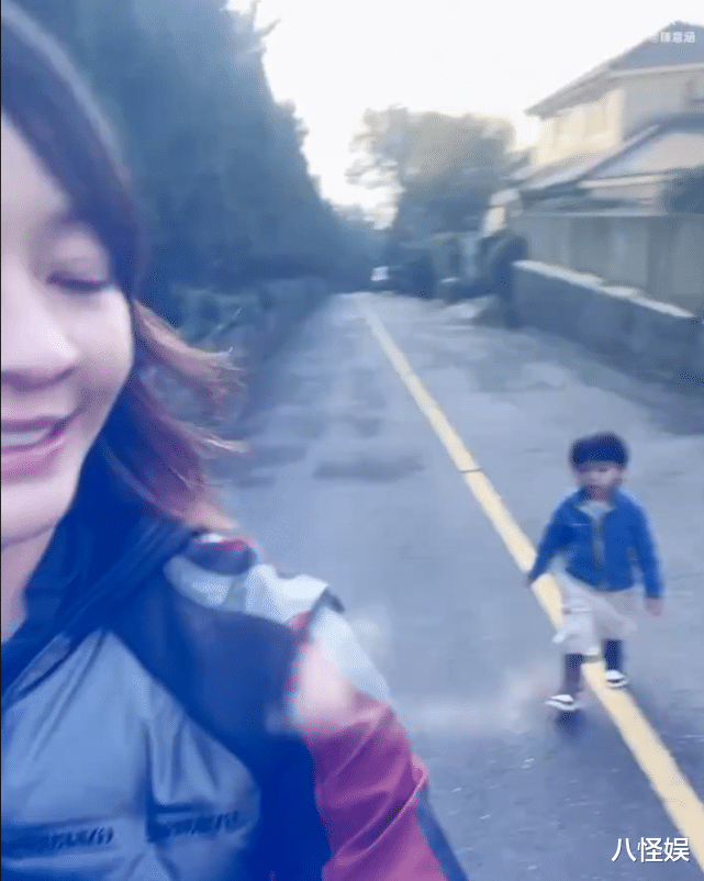 网络安全|陈意涵机智解决儿子不想走路，将走路变跳格子游戏，小初玩得好开心