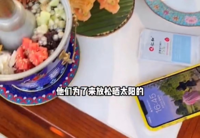 王思聪|王思聪用与慎婕合照当壁纸,女方胳膊多处淤青惹担忧