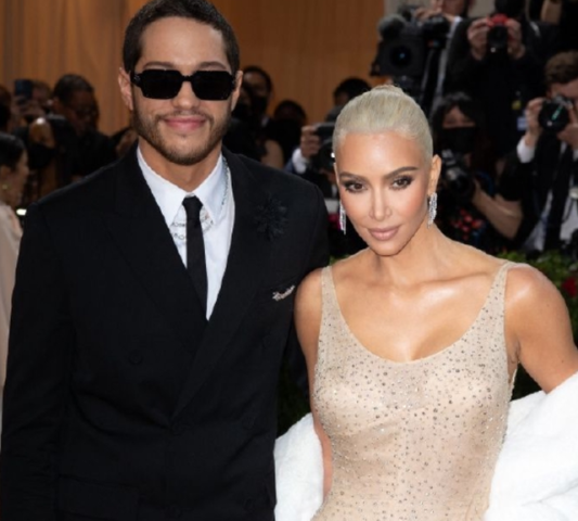 金·卡戴珊|卡戴珊花式炫富！晒一口钻石牙，身价67亿，出行私人飞机！