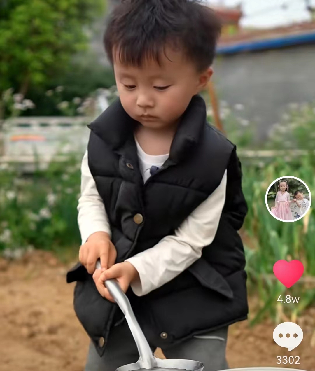 奇奇|田静晒儿子奇奇帮忙干活画面,浇水样子太可爱,长大前途不可限量