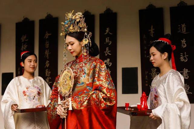 00后|00后职业伴娘:参与过44场婚礼,见证女网红嫁给榜一大哥