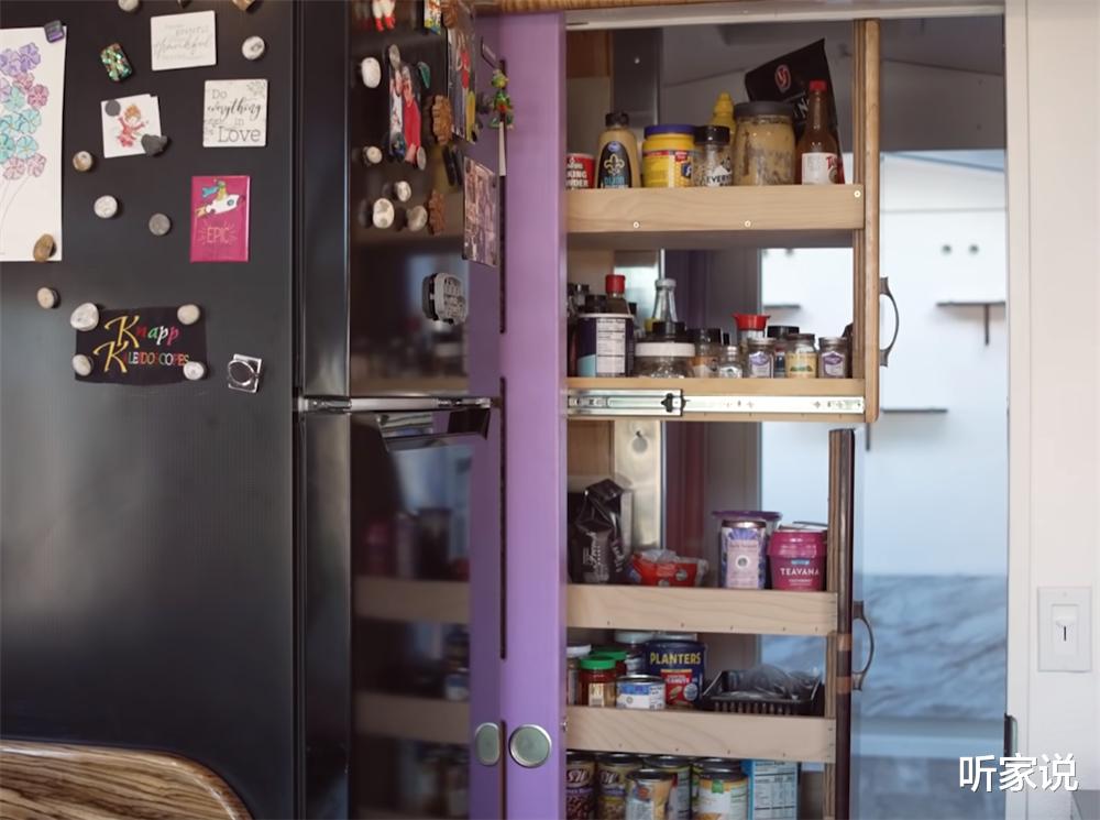 65岁老夫妻退休后积极乐观：将旧大巴改房车，住进23㎡蜗居中生活