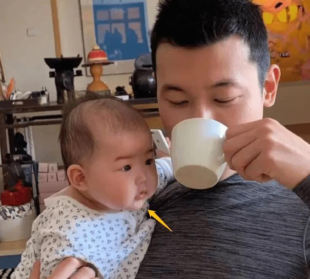 朱珠|朱珠老公抱女儿照片被公开，紧盯爸爸的食物，这些“秘密”要了解