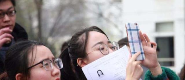 35岁终上岸,政审时发现内鬼“家贼”后,女子做法被网友称赞