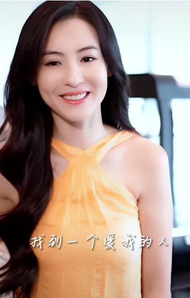 张柏芝|42岁张柏芝白得发光！晒游泳照：身材超好，拍摄者意外出镜引猜测