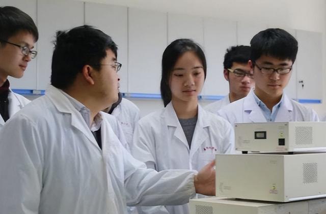 大学专业就业率排名出炉，8大专业接近饱和，生化环材不再是天坑