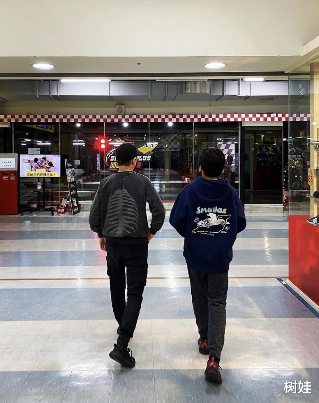 小小志|林志颖12岁长子近照曝光,帮忙拎购物袋打扮潮范,母亲感慨长大了