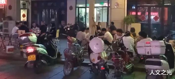 社会百态丨唐山多名闲散搭讪未遂殴打女子,全网调侃:装大哥呢?