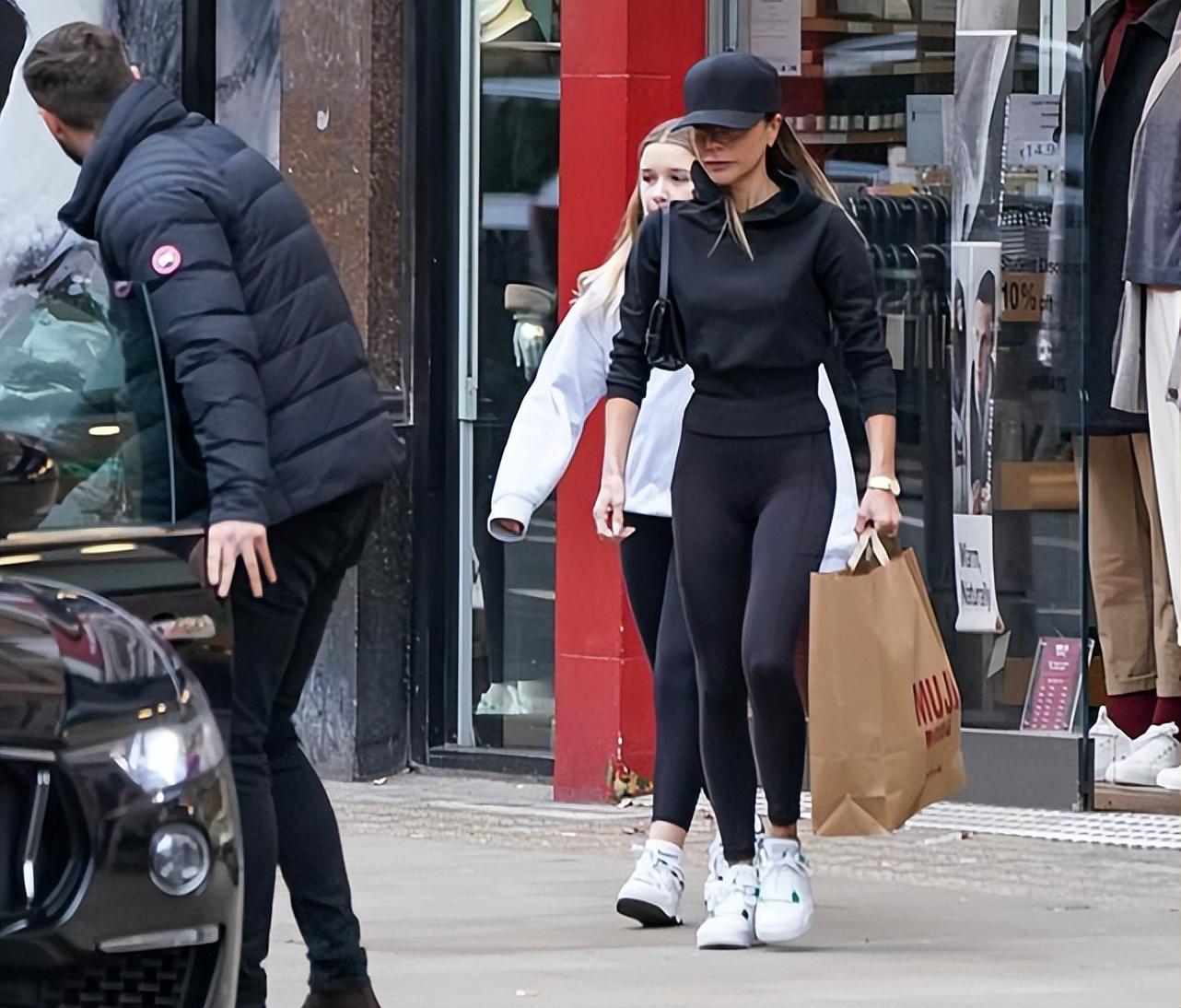 贝克汉姆|11岁贝克汉姆女儿逛街被拍！皮肤雪白四肢壮实，个子与妈妈一样