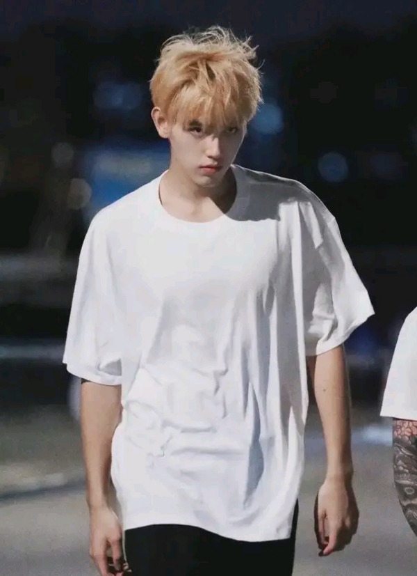 杰西卡·查斯坦|陈凯歌携陈红聚会，步伐蹒跚身体引担忧，儿子陈飞宇表情显不耐烦