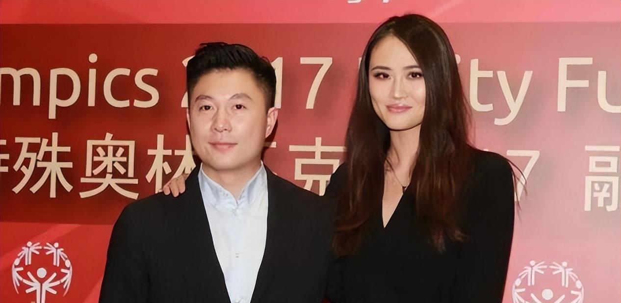 运动 李小鹏夫妇合体，妻子高他半头还踩高跟好强势，他个子虽矮却挺拔