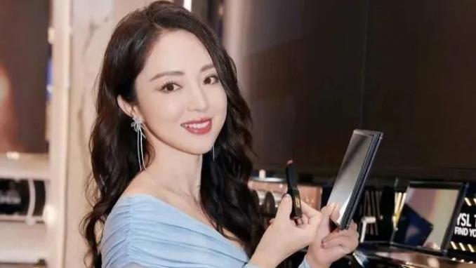 董璇|曝43岁董璇约会小鲜肉，曾想体验萧亚轩的快乐，单亲妈妈站起来了