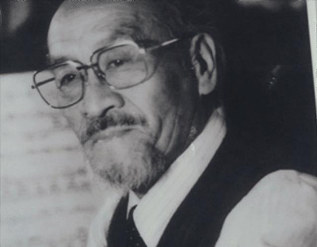 王洛宾|王洛宾听闻妻子出轨，深夜回家见有陌生男子，妻子冷问：你睡哪？