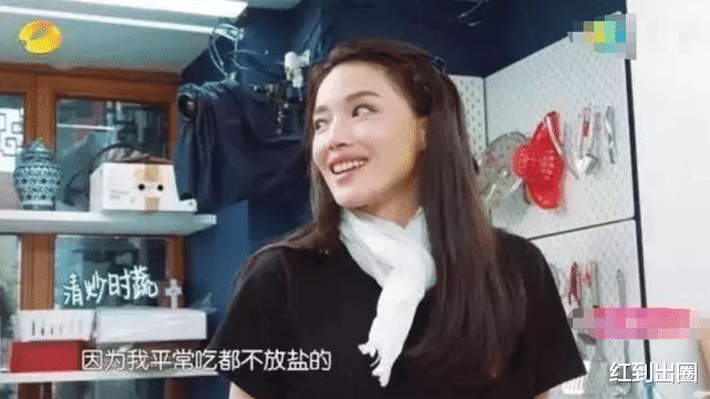 舒淇 45岁舒淇再次开始减肥,穿长裙躺椅子上太紧绷,腰部凹陷头发凌乱