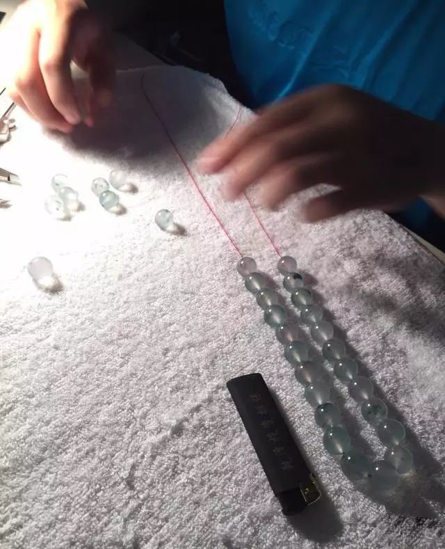 |1800万的至尊木那翡翠原石，切开全是裂，货主含泪车珠子