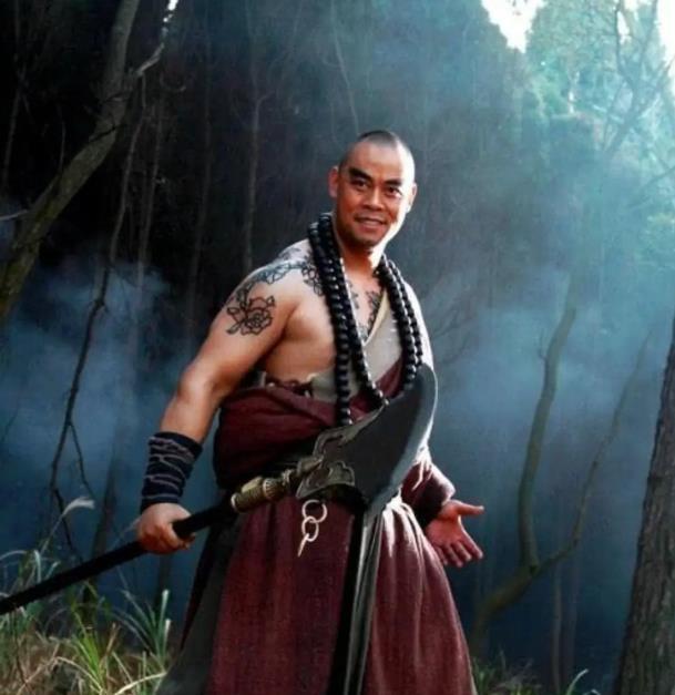 晋松|49岁晋松带妻儿下馆子，大口啃牛排毫无架子，小10岁妻子娇艳如花