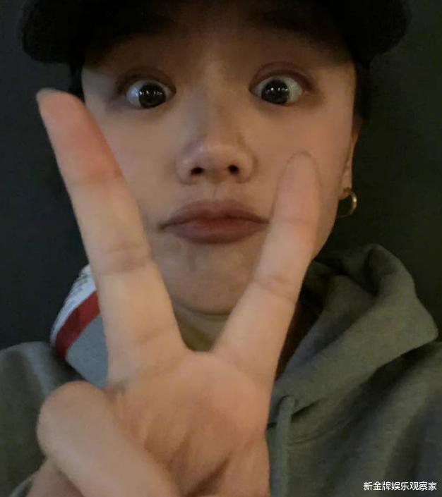 马思纯|马思纯晒假期九宫格随拍,骑单车溜河边逛娃娃店,张哲轩没露面