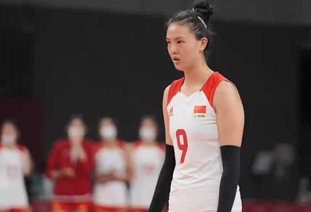 女排|女排4大名将或空降集训队！3人角逐同一位置，1人有望效仿师姐