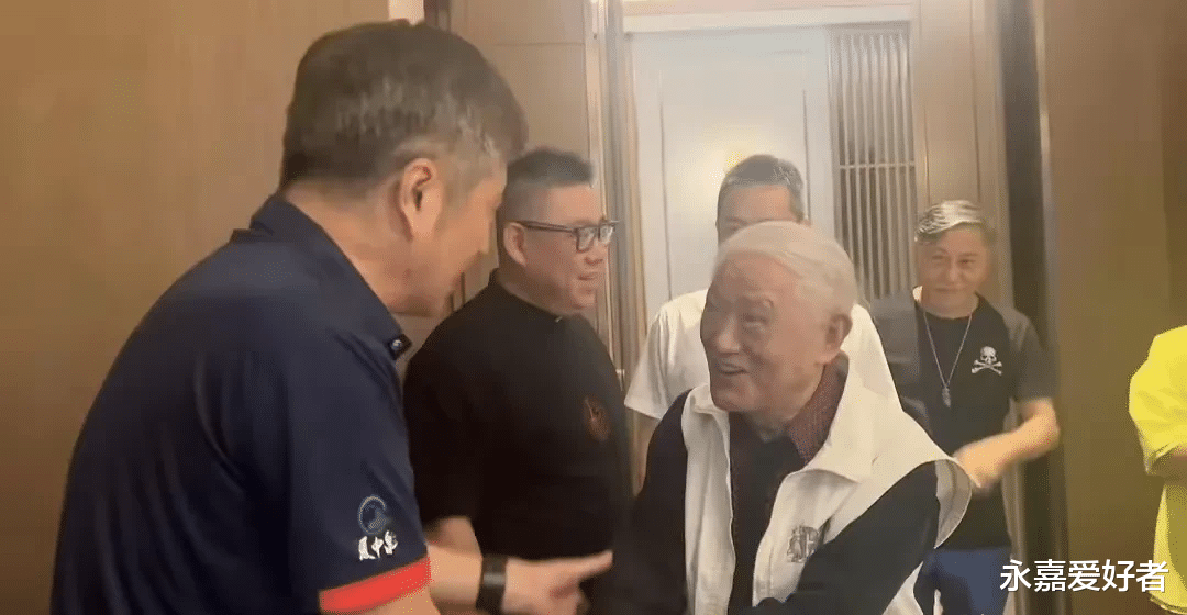李易峰|87岁牛犇罕见露脸,参加饭局精神抖擞,曾被李易峰无视。