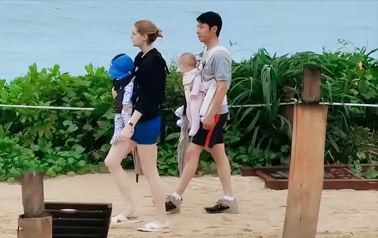 撒贝宁|撒贝宁携妻儿外出游玩！牵孩子打扮低调无人识，混血龙凤胎引关注