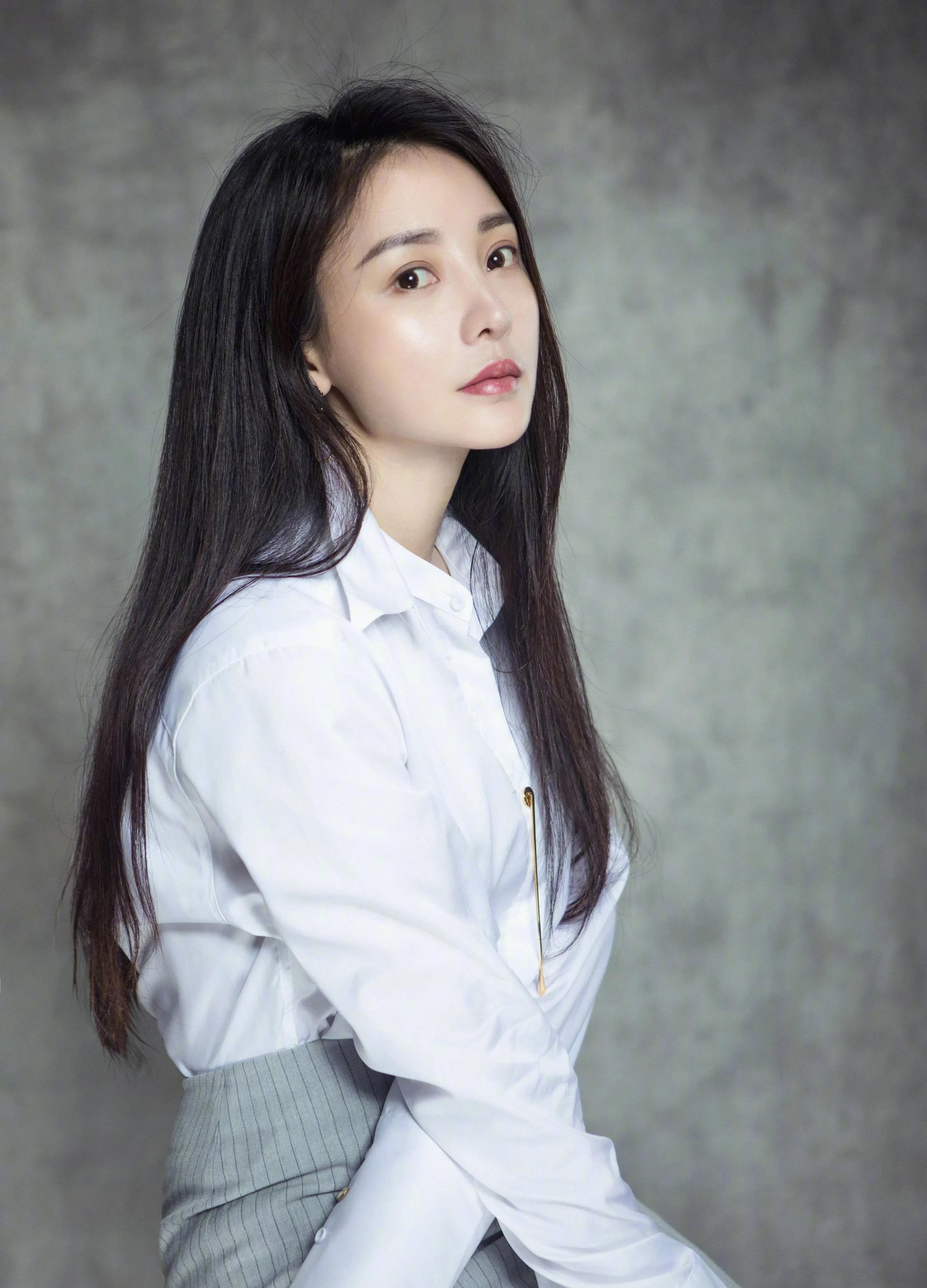 柳岩|柳岩，性感女神的代名词，妩媚动人的气质，傲人身材格外抢眼