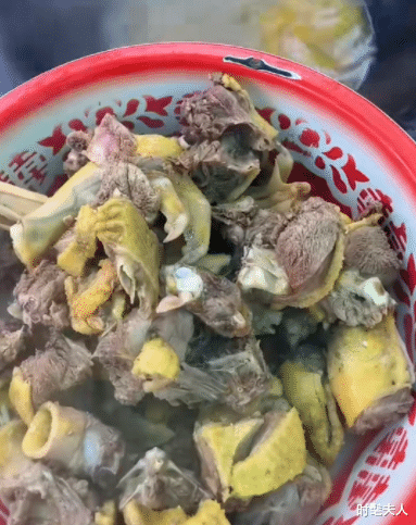比李子柒还强的博主出现了,10天涨粉百万,网友:男人大可不必如此完美~