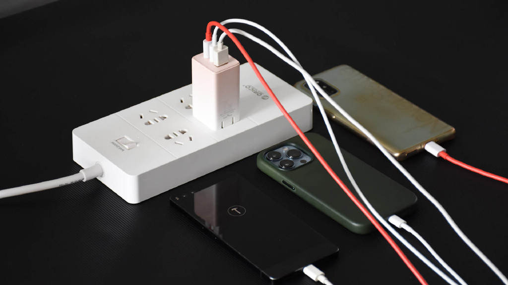 充电器|EDC好物推荐:倍思氮化镓65W三口充电器