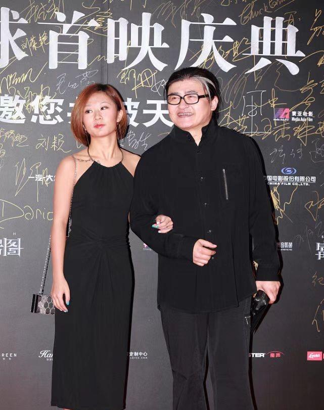 刘欢 刘欢罕见带女儿走红毯，女儿瘦如纸片人，脸却和他一般宽