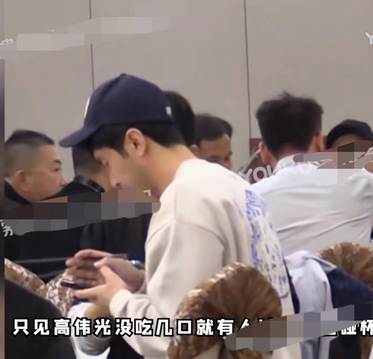 高伟光|众星参加聚会！周一围猛抽雪茄满脸通红，高伟光何润东酒杯不离手