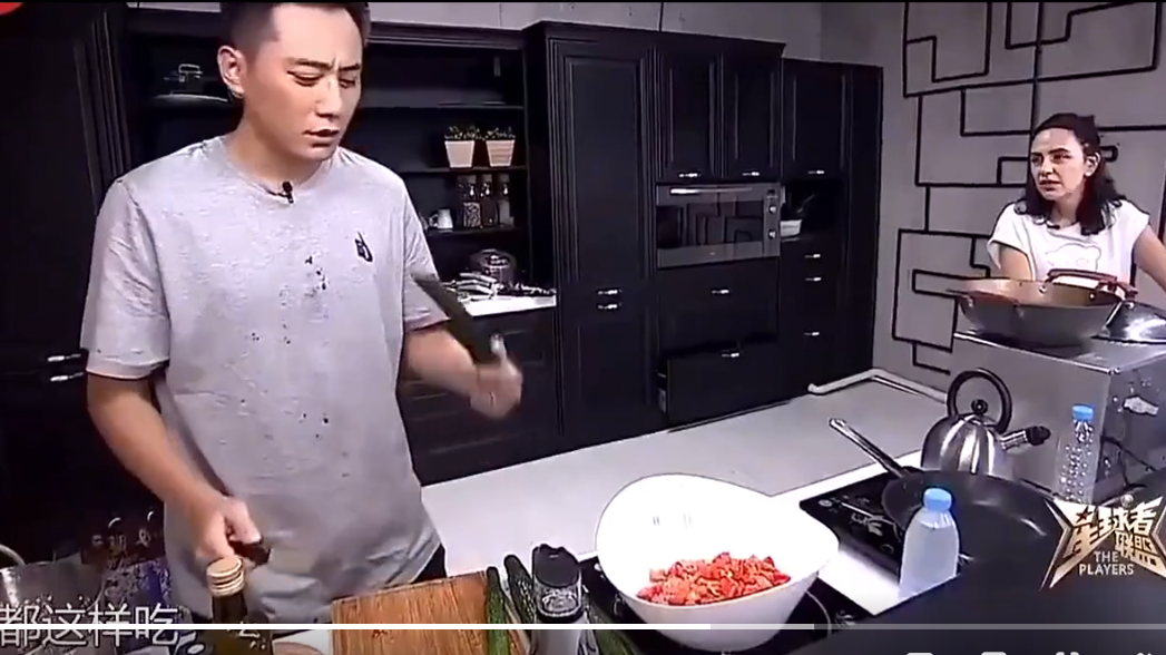 刘烨|刘烨吃黄瓜坚持不削皮,妻子看不惯后的沟通方式给人上了一课!