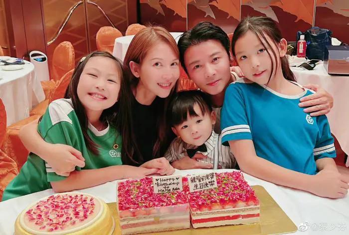 蔡少芬|蔡少芬晒小儿子萌照，3岁鱼蛋穿中式长衫卖萌耍宝