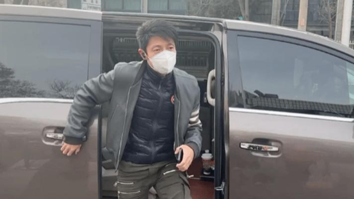 撒贝宁|撒贝宁现身2023央视春晚彩排，近2000元的手机壳抢镜