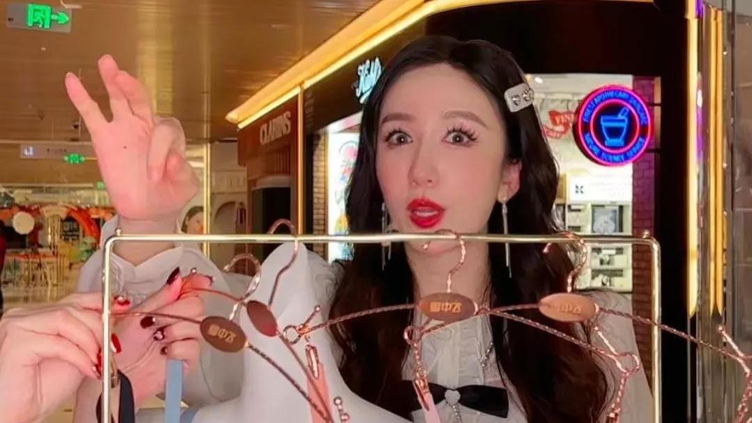 娄艺潇|娄艺潇在商场直播卖女性内衣，打扮妖艳像网红，脸部恢复了好多