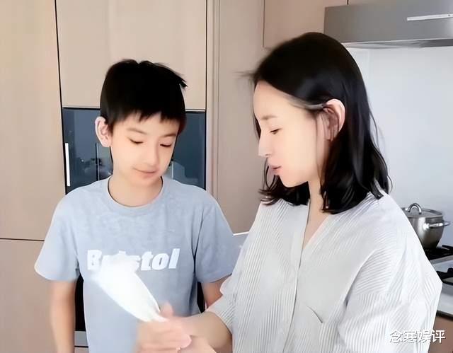 董洁|离婚10年,潘粤明掐点转评董洁母子俩参加活动,疑似释放复婚信号