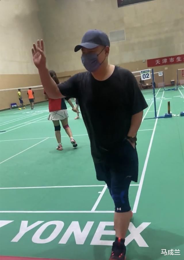 岳云鹏|德云社岳云鹏带孟鹤堂打羽毛球,与围观者打招呼,一点架子都没有
