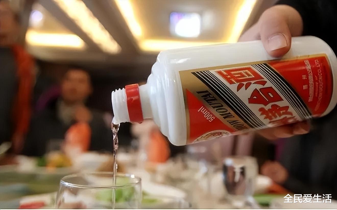 新疆7旬老人过寿,设宴40桌,每桌6瓶茅台!事后砸碎酒瓶?