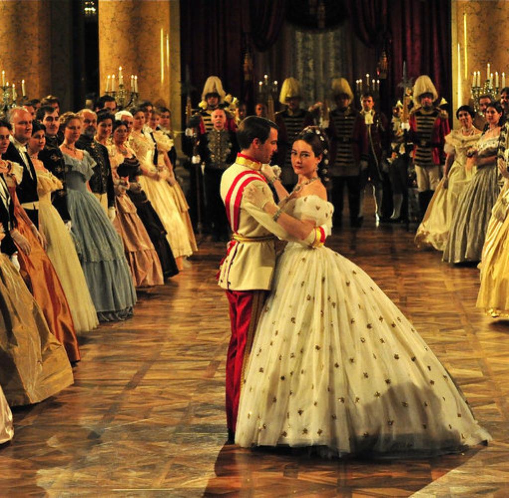 茜茜公主|新版《茜茜公主》中最惊艳的10条裙子：低调的奢华，不比老版的差 。